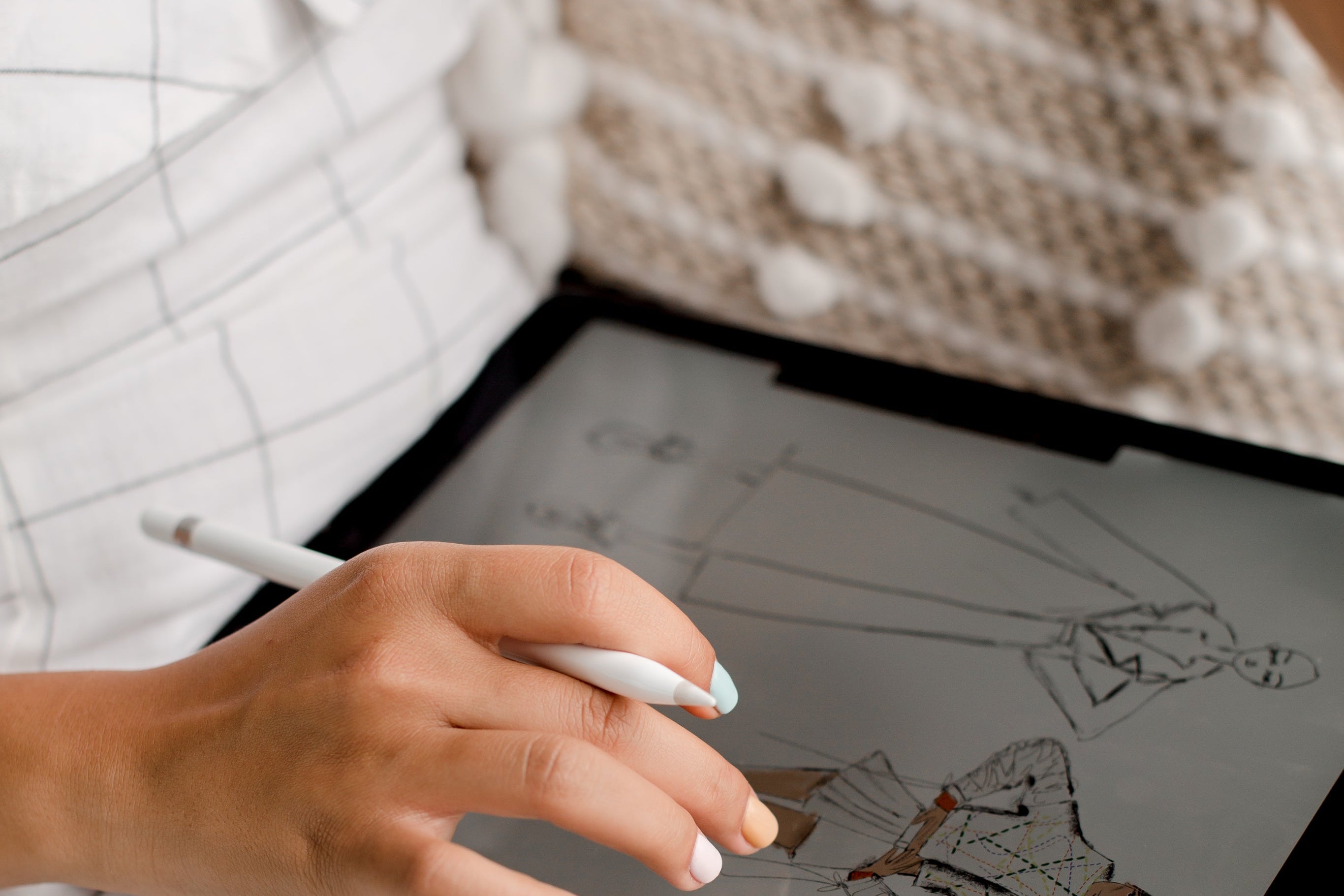 Personne travaillant sur un design de mode sur tablette